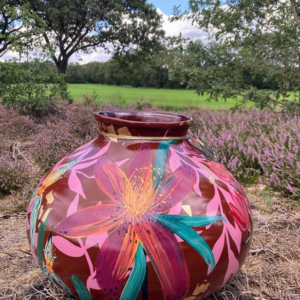 Handbeschilderde vaas Luuke (burgundy)